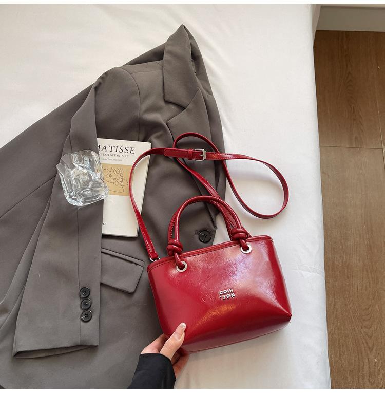 

2025 spring new versatile high sense messenger bucket bag women commute to work simple fashion handbag tide