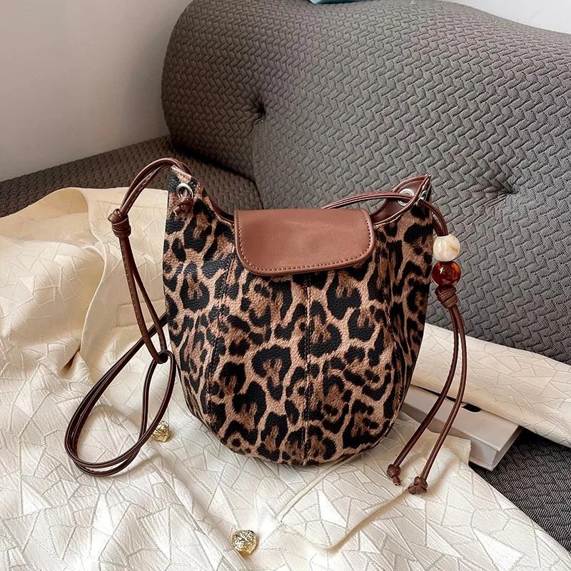 Bucket Type Solid Pu Sewing Thread Crossbody Bags 2024 Hot Sale New Soft Flap Pocket Bags Interior Compartment Women'S Handbags