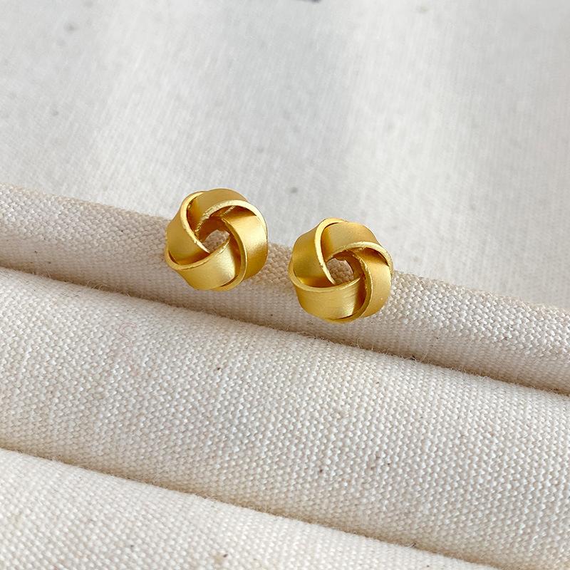 

Light Luxury Senior Sense of Simplicity Winding Earrings Retro Compact Matte Gold Exquisite Unique Niche Vintage Ladies Accessories Elegant Jewelry