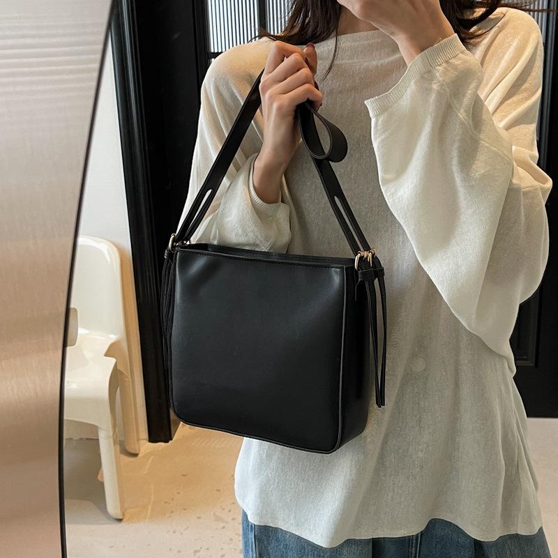 Texture Casual Retro New Simple Trend Line Fashion Bucket Wide Shoulder Strap Single Shoulder Crossbody Small Square Bag