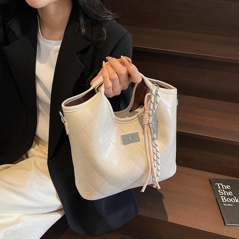 Retro bag women's large capacity 2025 new spring and summer casual shoulder handbag diamond commuter tote bag