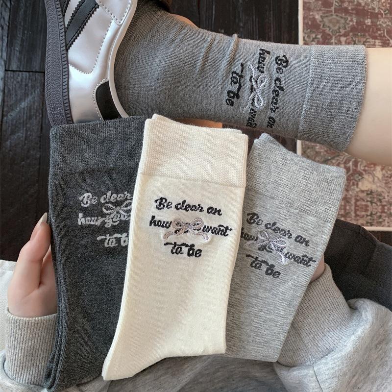 Socken Damen Alphabet Schleife Gestickt Mittellange Socken Koreanische Außenbekleidung Grau Knochenlose Plüschsocken
