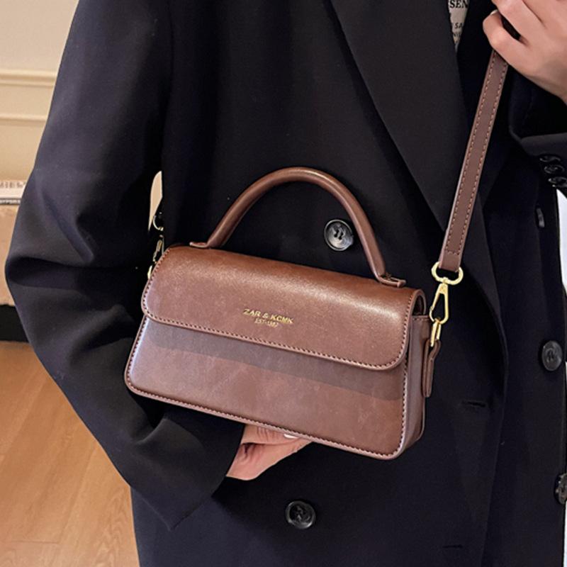 Korean version of fashion handbag women's 2025 winter new retro letter shoulder messenger bag niche design small square bag