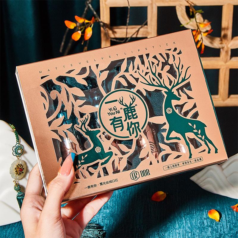 Four Red Suits Pretend To Be Christmas Fog Light Moisturizing Velvet Elk Round Pipe Lipstick