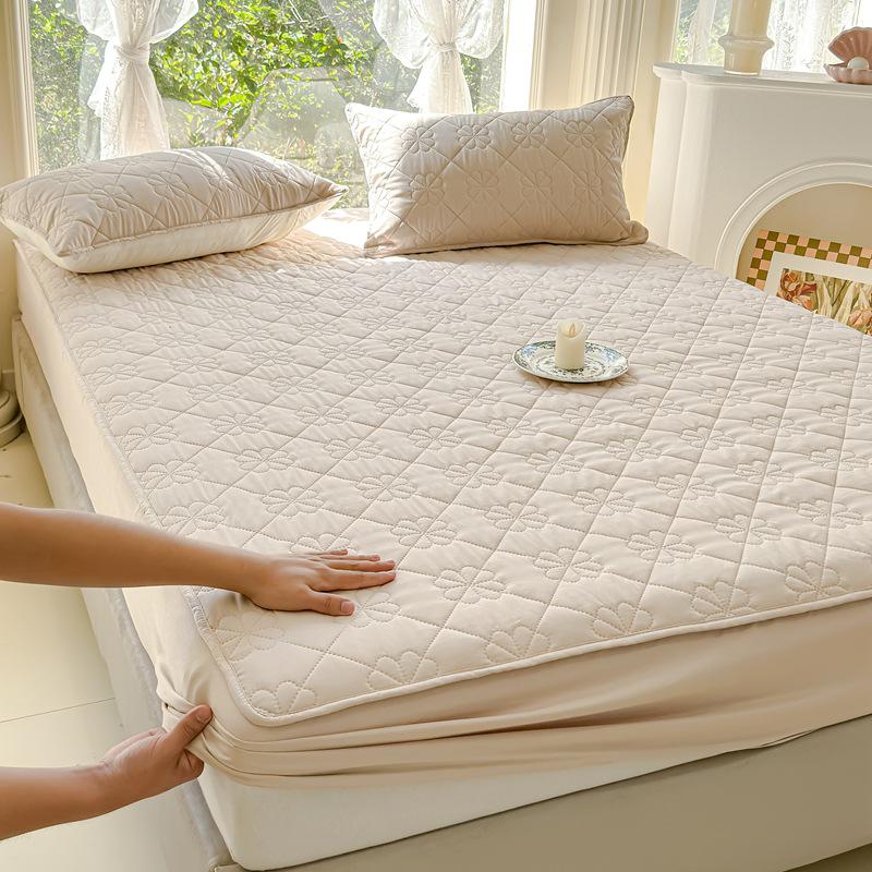 

Стеганое покрывало с вышивкой и полноразмерный защитный чехол для матраса для гостиниц. 120x190 cm