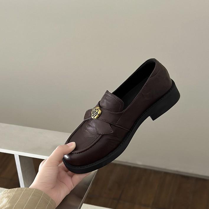 2025 Herbst neue und alte Geld Wind Kamelie Slipper runde Zehen bequemer dicker Absatz retro plissiert Pendler kleine Lederschuhe Damen