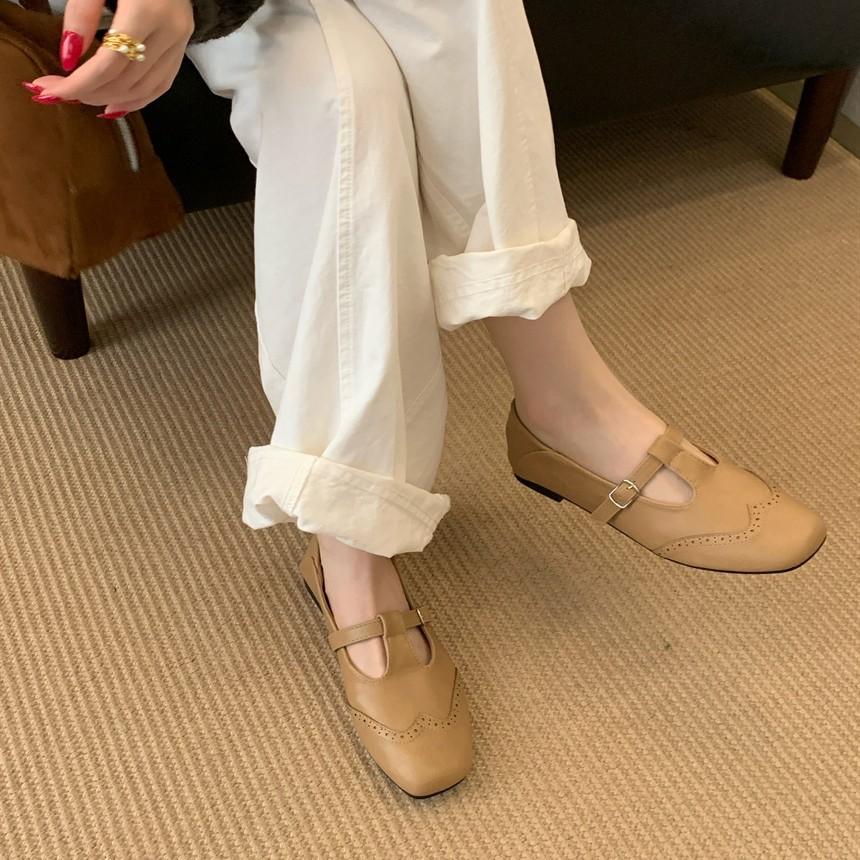 Inside and outside full leather comfortable flat-bottomed small leather shoes women's 2025 spring new round head T-buckle flat heel single shoes wom
