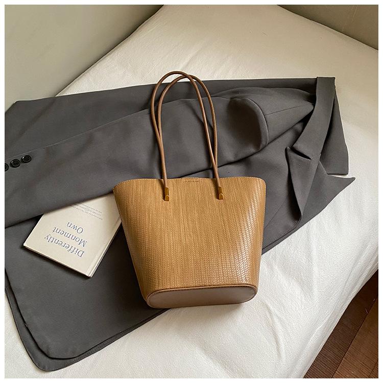 

Retro large-capacity bag women s 2025 new fashionable and simple commuting shoulder bag going out to work portable tote bag
