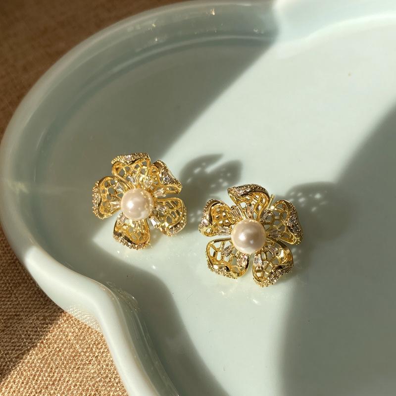 Golden Thread Flower Letter Flower Earrings, Light Luxury Earrings, Fashionable and Exquisite Versatile Earrings