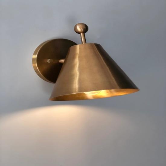 Sconă pivotantă din alamă lucrată manual, lampă de perete în stil mid-century, obiect decorativ
