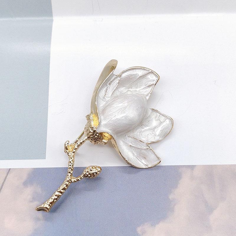 White Magnolia Vintage Pin: Premium Retro High-End Brooch Jewelry & Clothing Accessory.