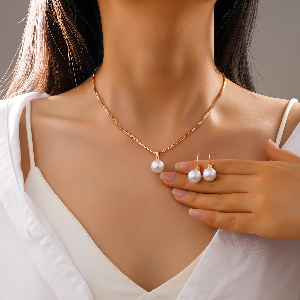 Jewelry Set Fashion Light Luxury Pearl Necklace Earrings Two-piece Set Niche Design High Sense