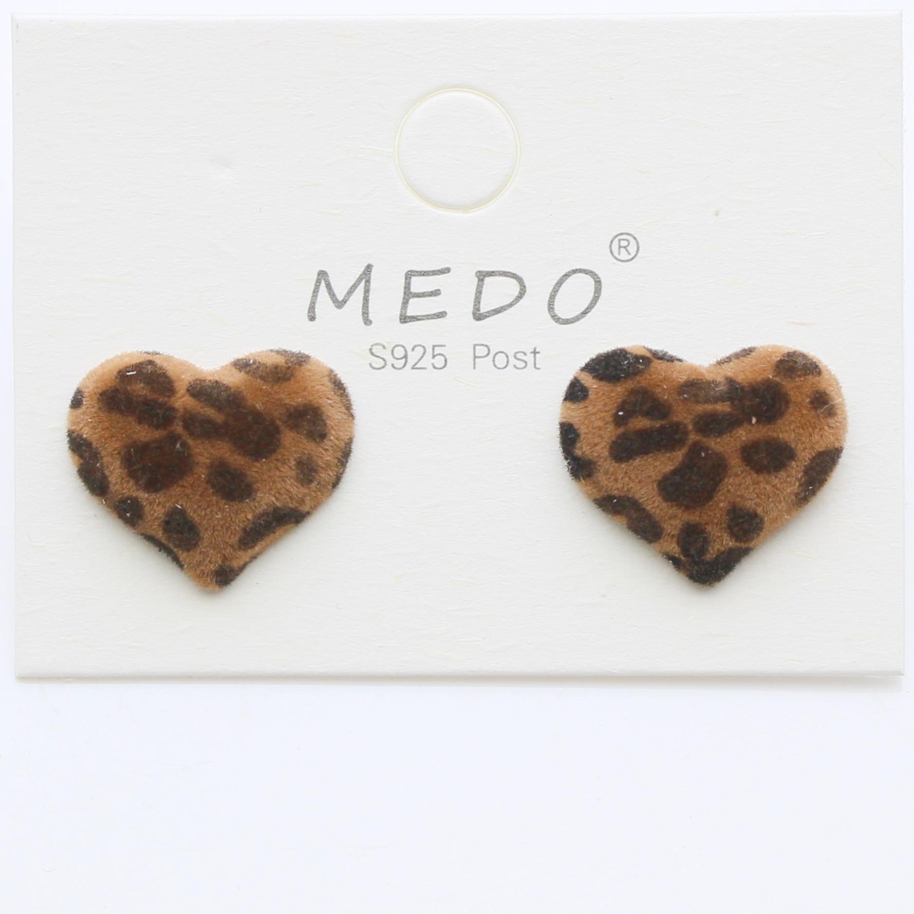 

Серьги-гвоздики в стиле Y2K из бархата с персиковым сердцем и леопардовым принтом