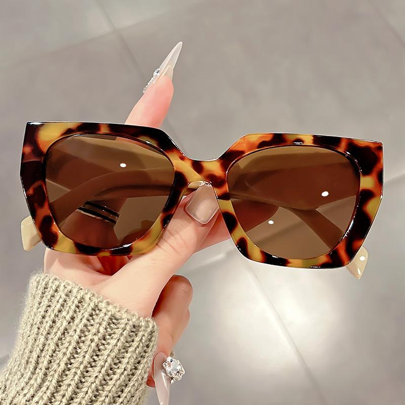 Square-framed Versatile Sunglasses with Unique Diamond-shaped Legs Are Fashionable and Trendy Travel Photography Accessories