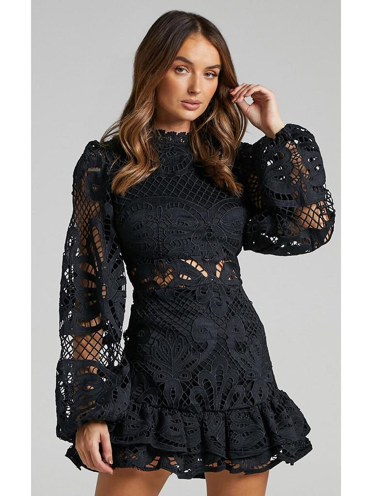 Evropské a americké večerní šaty áčkového střihu se stojáčkem, lucernovými rukávy, volánovým detailem a krajkou rozpustnou ve vodě