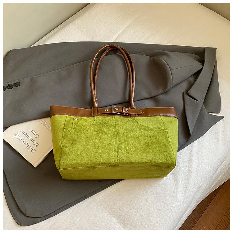 

Large-capacity commuter tote bag 2025 autumn new fashionable foreign retro shoulder bag value splicing armpit bag