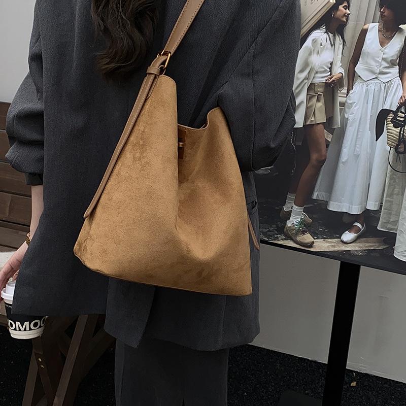 

This year, large-capacity bags are popular for women s 2025 new autumn versatile messenger bags, commuter single shoulder children and mother bucket b коричневый
