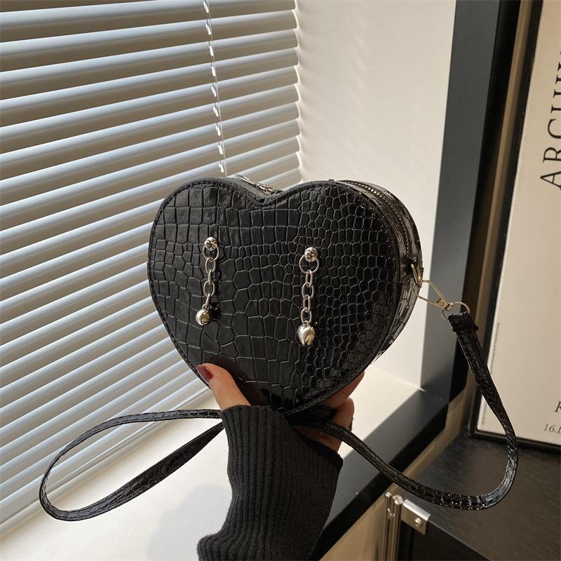 2025 new fashion creative personality love chain pu small satchel Korean version of foreign style high sense women's tide shoulder bag