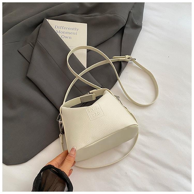 

Женская сумка подмышку 2025 новая популярная сумка-подушка с узором личи нишевая мода универсальная одноплечевая сумка-мессенджер белый