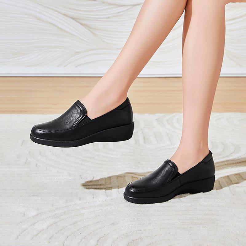 Soft leather comfortable middle-aged mother leather shoes non-slip soft sole wedge heel casual thick sole travel one pedal women's single shoes sp