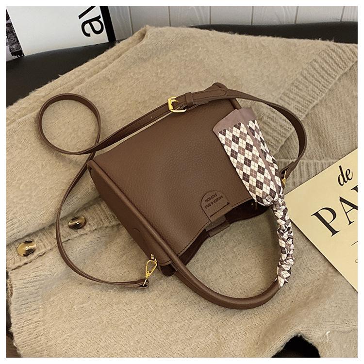 

Премиальная сумка-тоут 2025 новая нишевая сумка-ведро для поездок на работу, универсальная, на одном плече, портативная сумка-мессенджер, популярная