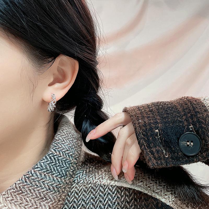 Hand-Woven Line Twist Earrings Female Personality Temperament Exaggerated C-Shaped Irregular Stud Earrings Bouncing Muse Fan