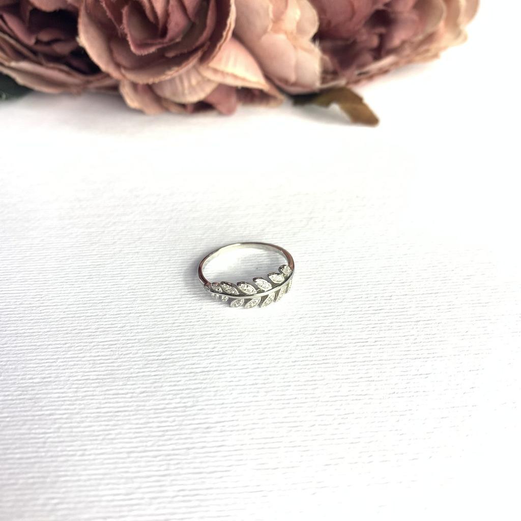 Bague en argent avec zircones cubiques, poids du produit 1,56 g (2081807)