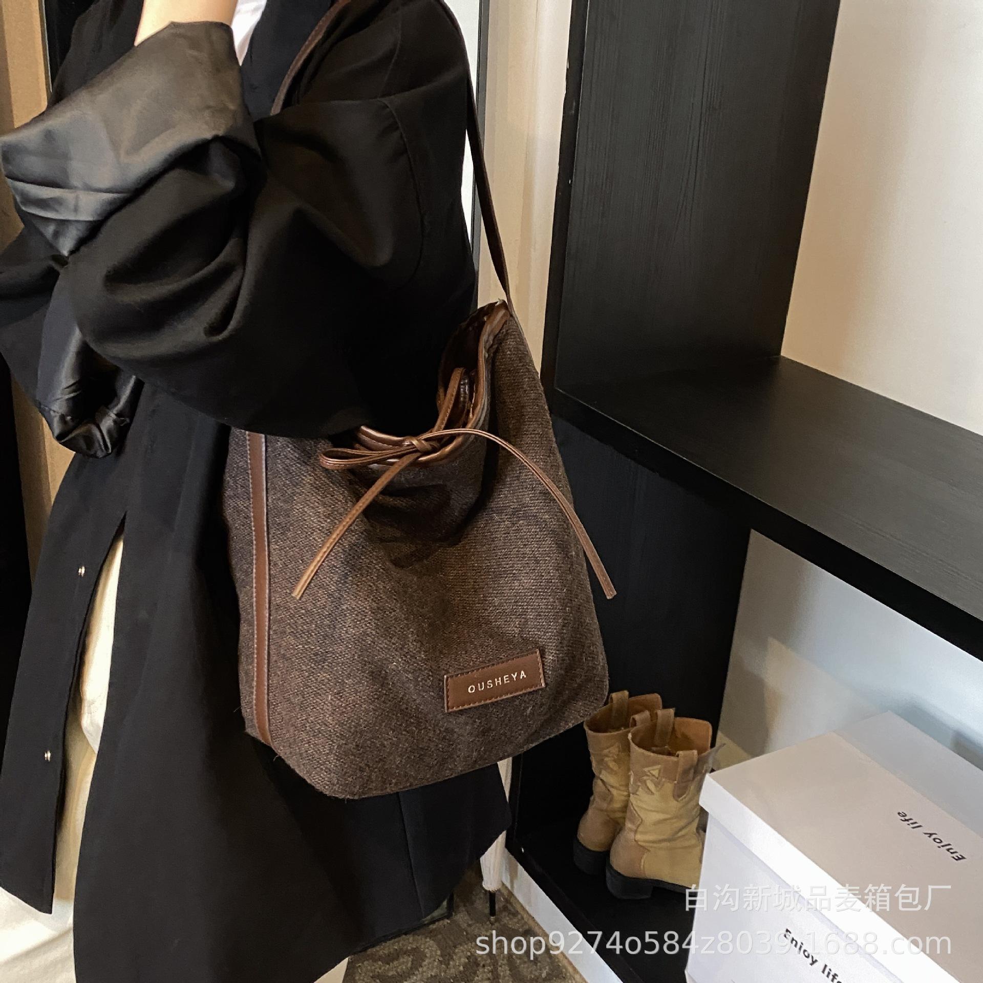 

Fashion solid color bucket bag 2025 new trendy women s bag large capacity shoulder bag lazy wind commuter portable underarm bag