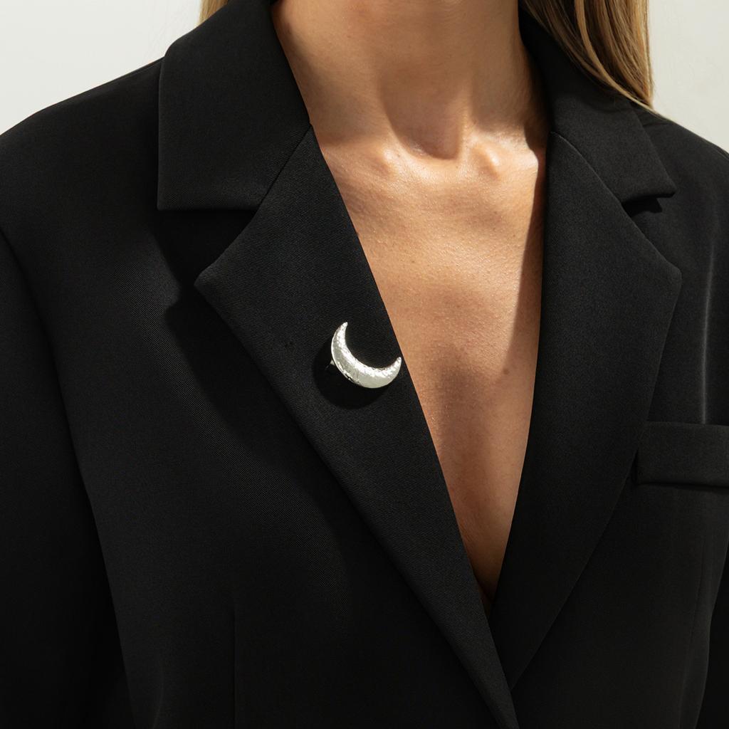 Zveličená nepravidelná kovová plisovaná brož, Módní ozdoba na klopu obleku