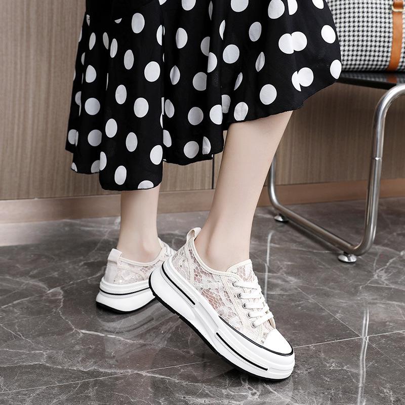 Bílé boty Dámské léto 2024 Prodyšné síťované tenisky Všestranné tenisky Zvýšená síťovaná obuv s tlustou podrážkou