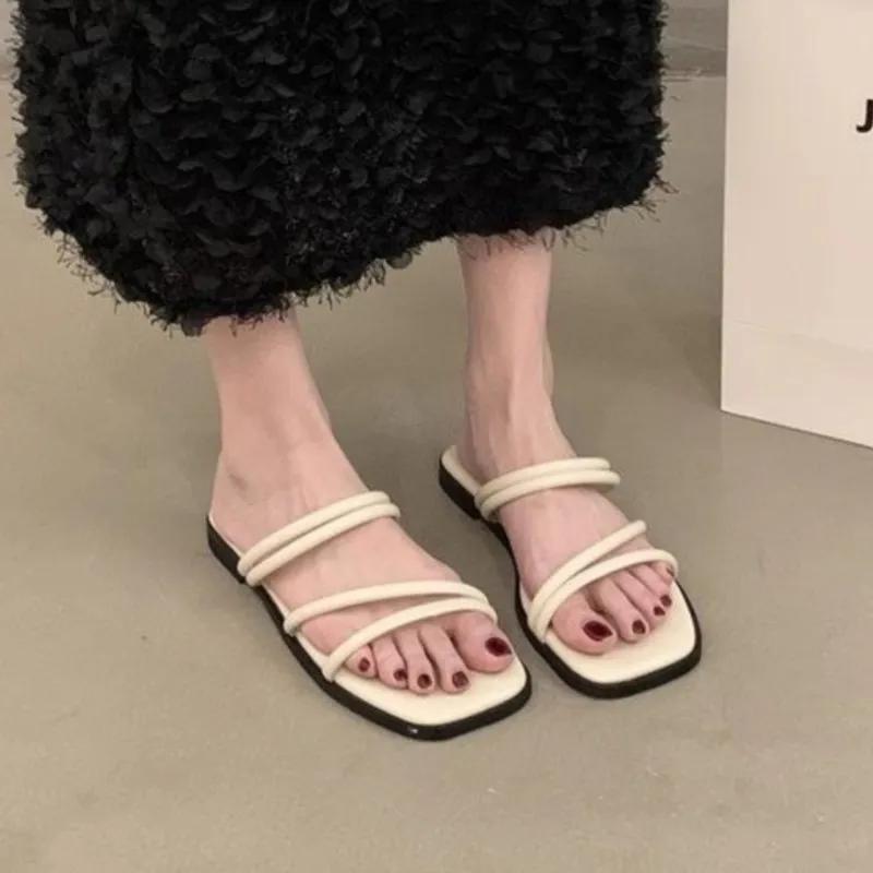 Fashion Hot Selling 2025 Summer Thin Strap Flat Sandal Slim Single Strap Beach Flip Flops Casual Chic Outdoor Slip-Ons for Outfit Solid
