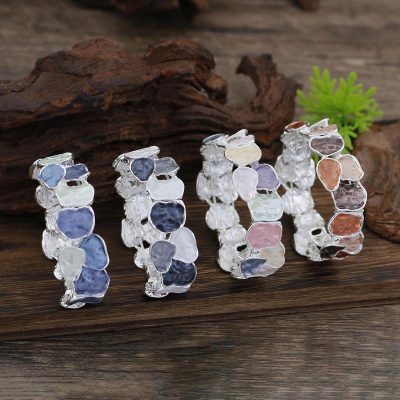 Enamel-colored Square Geometric Elastic Bracelet for Ladies, Stylish and High-end, with Irregular Square-shaped Design.