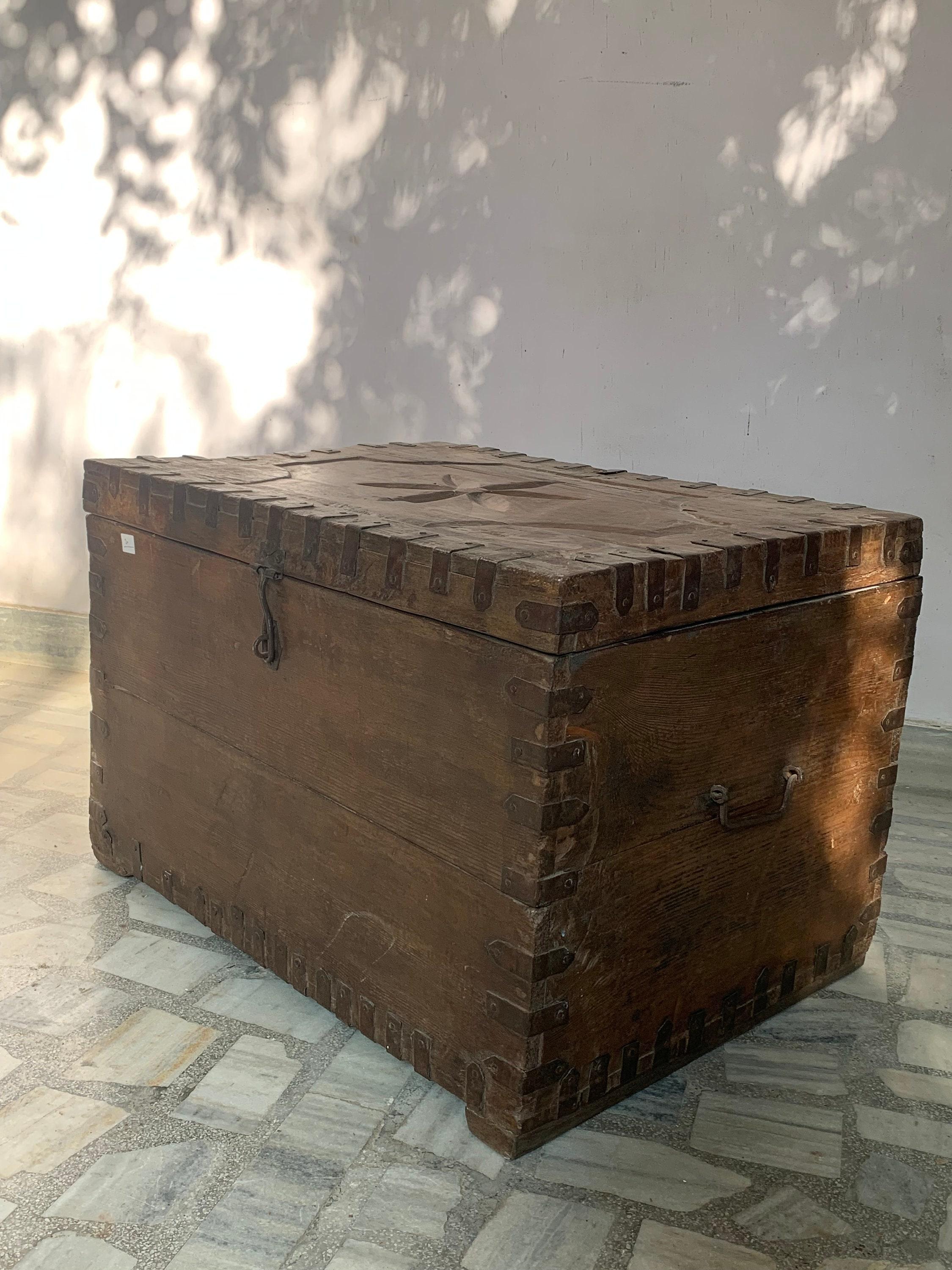 

Vintage Carved Wooden Storage Box: Indian Trunk Furniture 16” X 8” X 24” (l x w x h) разноцветный