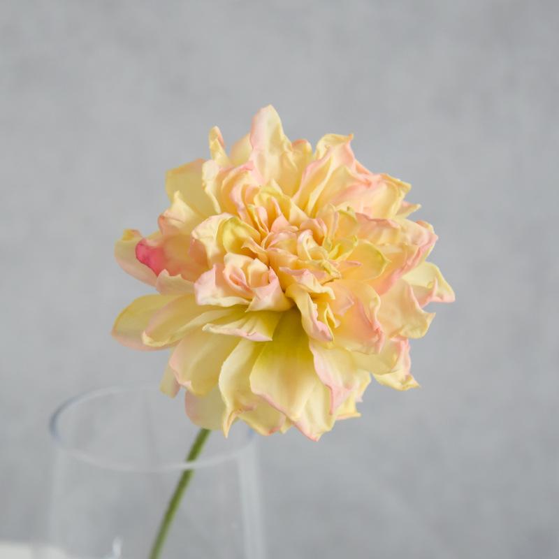 Elegante künstliche Dahlie: Minimalistische Heim- & Bar-Dekoration mit gebrannten Kanten