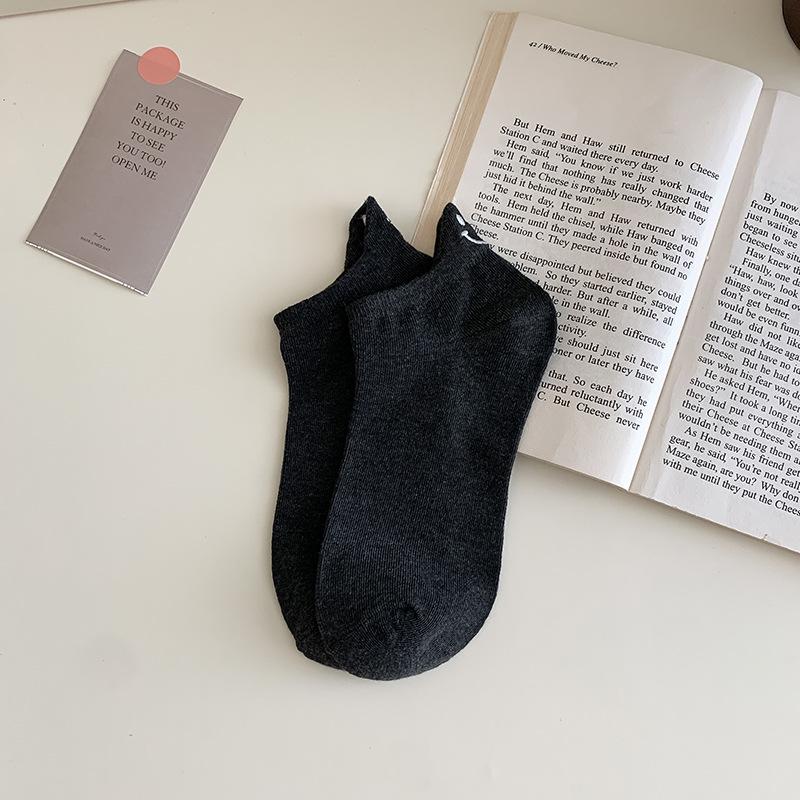 Thin Embroidered Smiley Face Ankle Socks – Cute, Anti-Slip, Invisible Fit for Spring/Summer