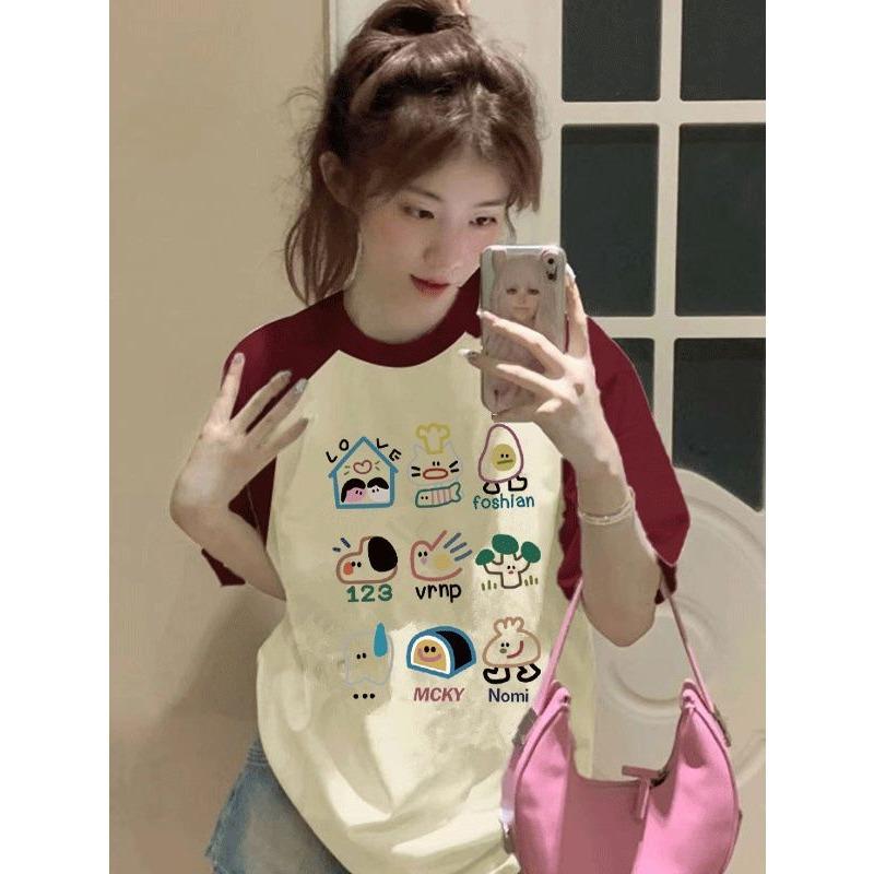 Camiseta de Algodão Puro com Ombro Raglã e Manga Curta Feminina Verão Tamanho Grande Divertida e Moderna Estampada Contrastante Casual