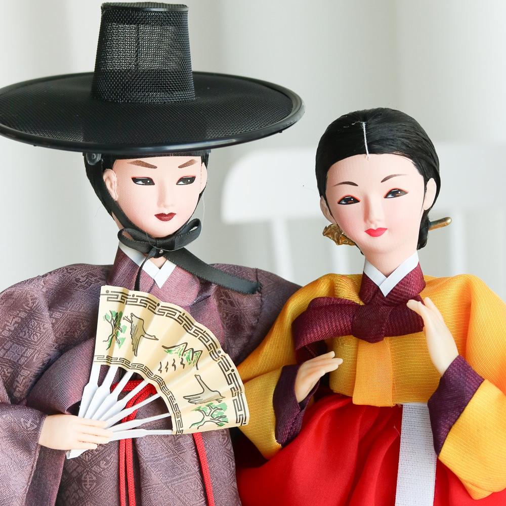 Pár tradičních korejských panenek v hanboku a gatu