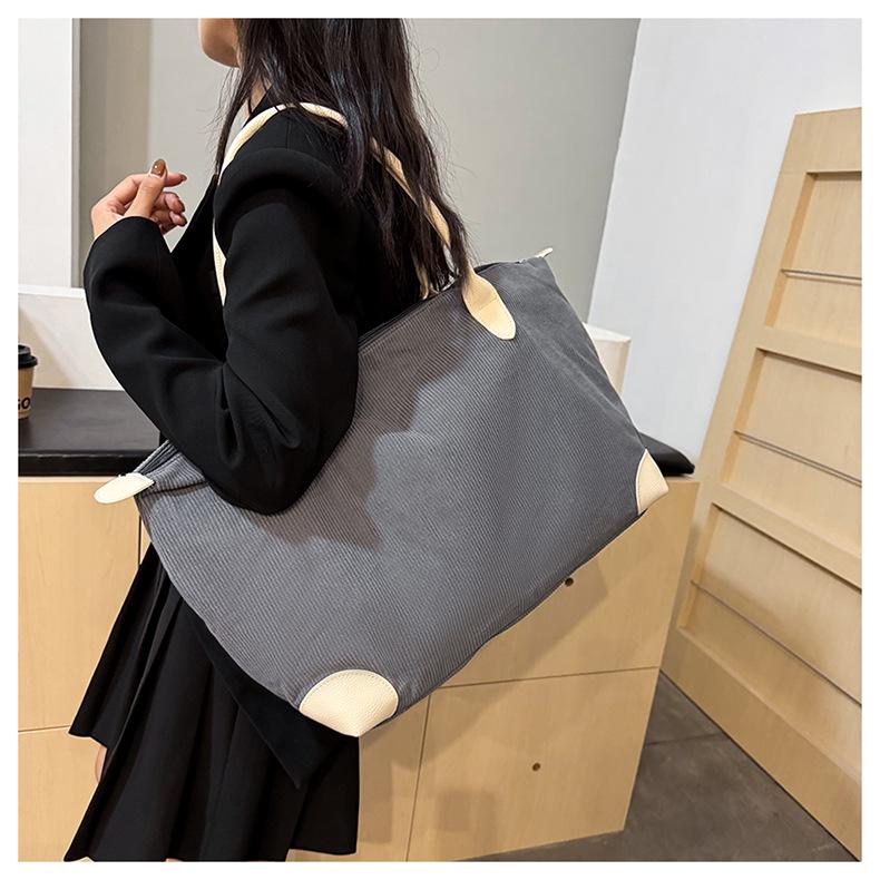 Versatile Large Capacity Casual Tote: Portable Single Shoulder Bag for Commuting or Short Trips