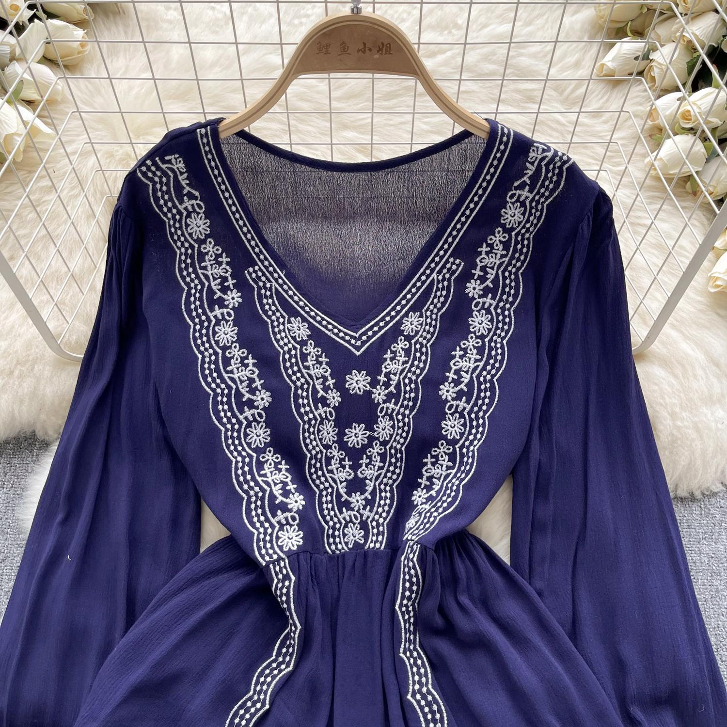 Весенняя свободная блузка с цветочной вышивкой — фото 22