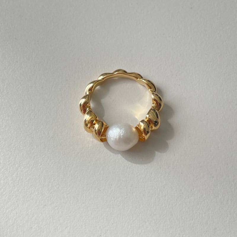 ELYONA ELA 27 Twist Pearl Ring (One Size) Index Ring