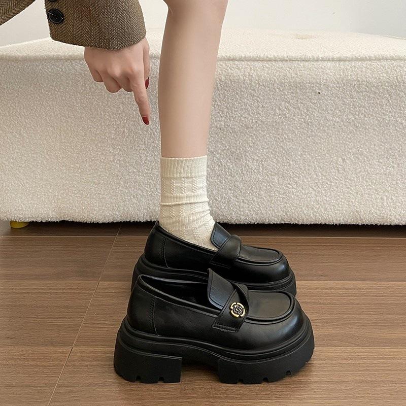 The first time the thick sole increases the height of the season, the small leather shoes for women in the spring of 2026, the British style 35