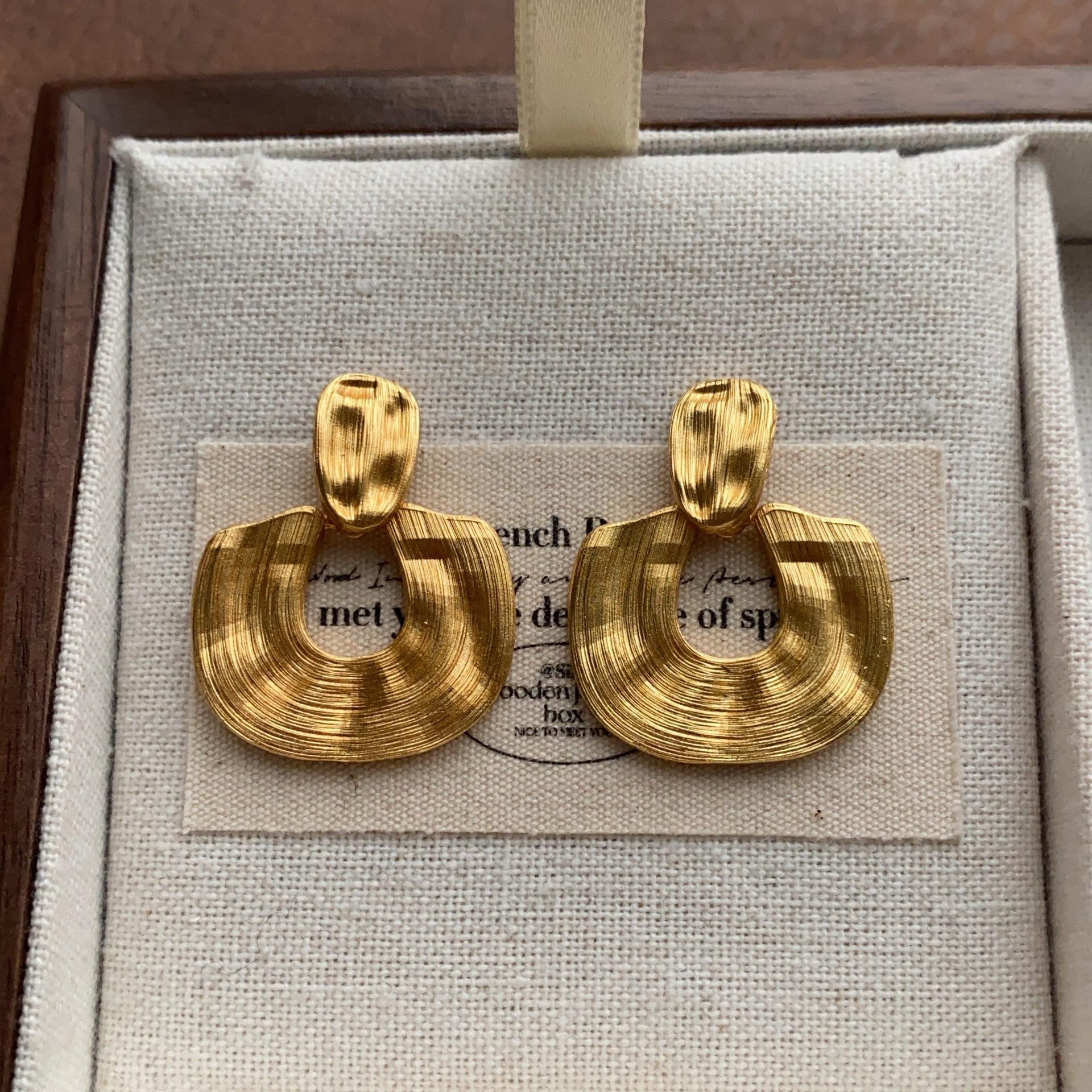 

Classic simple metal door ring, stud earrings, brushed process, earrings, cold and advanced light luxury fashion niche design earrings