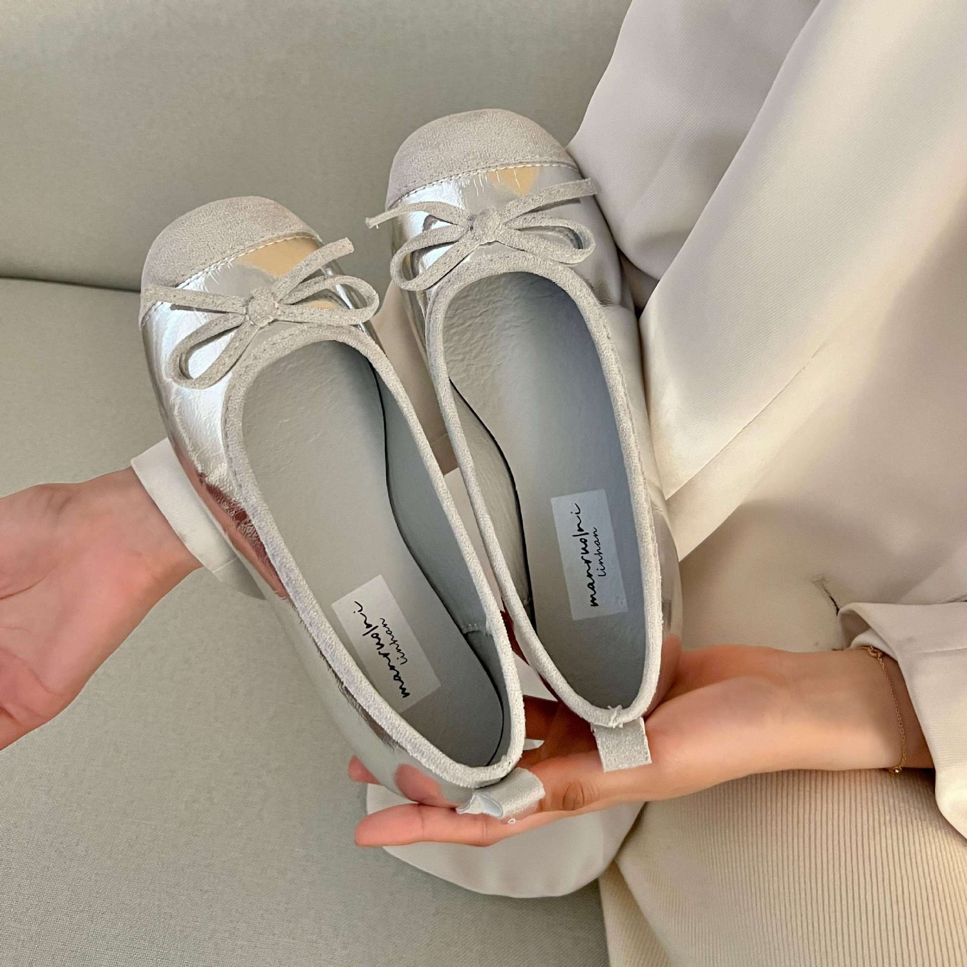 

Нежные вечерние туфли на плоской подошве, французские маленькие красные туфли, женские туфли 2025 года, весенне-осенние балетки серебристого цвета с мягкой подошвой 40 серебряный