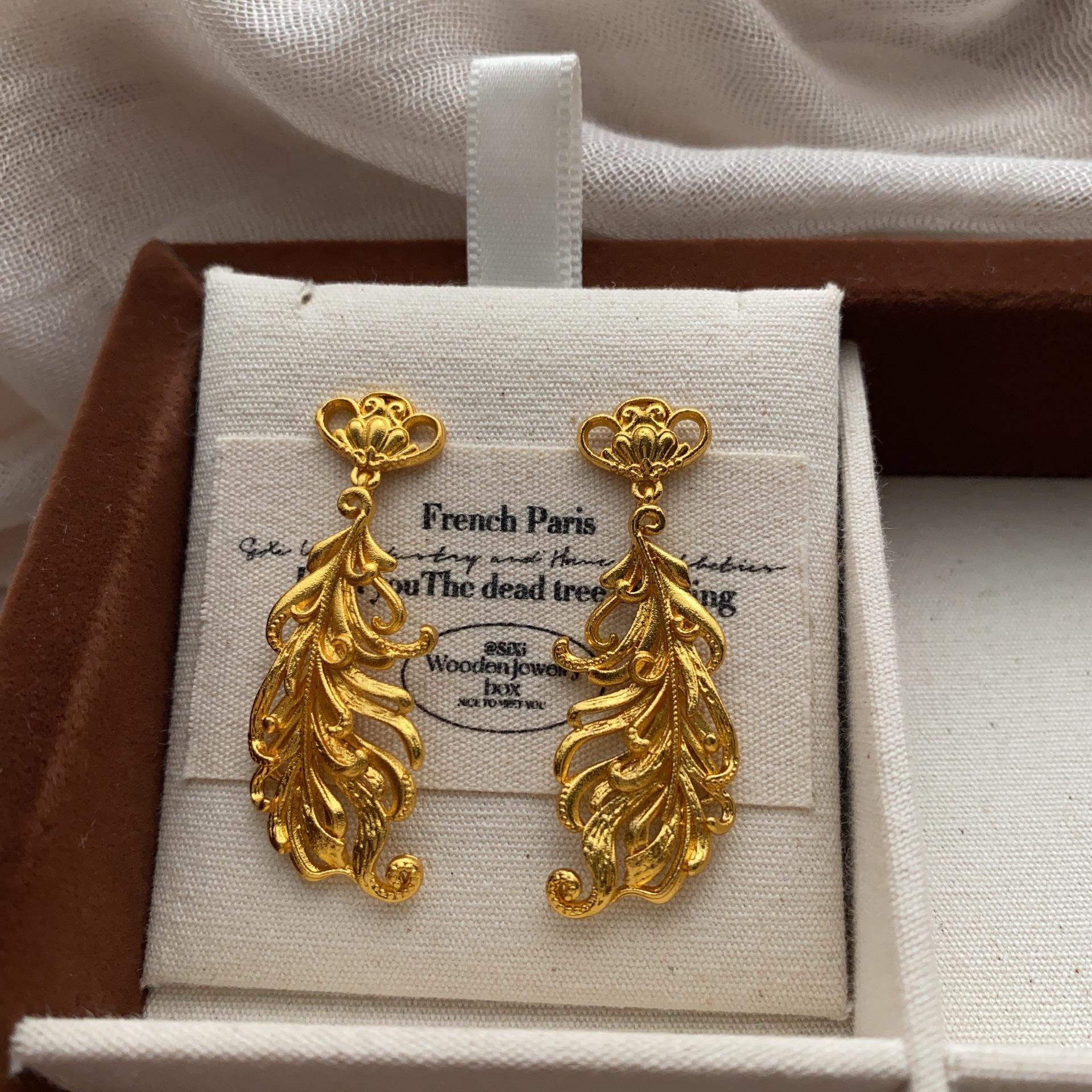 

Gold tassel feather flower stud earrings, earrings, light and smart retro and luxurious hollow three-dimensional earrings.