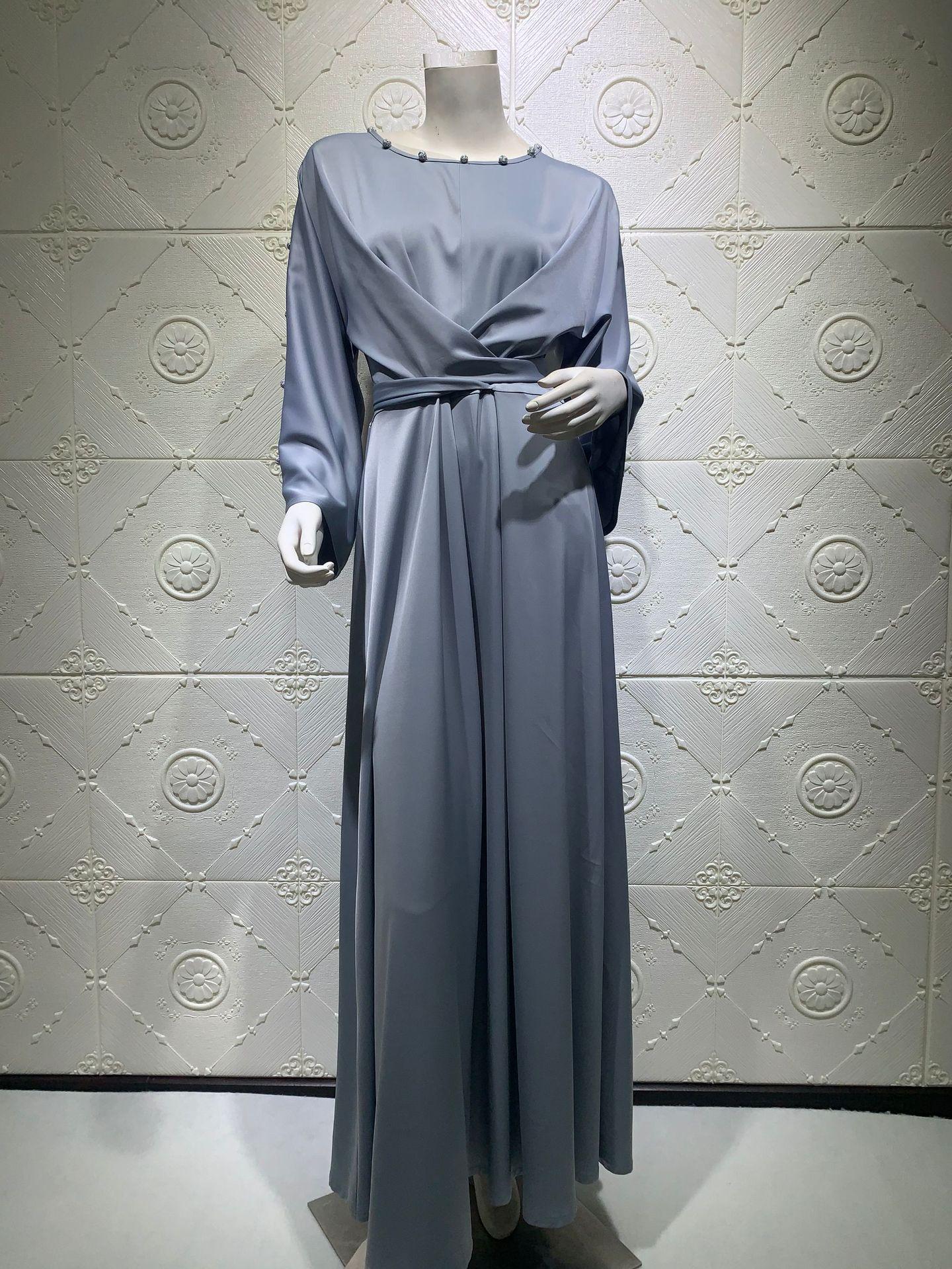 

Атласное платье с рукавами-рюшами однотонное в дубайском стиле - стиль Ближнего Востока Small серый