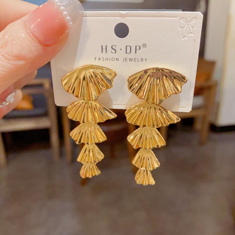 

High-End Golden Ginkgo Leaf Tassel Earrings – Elegant Niche Design