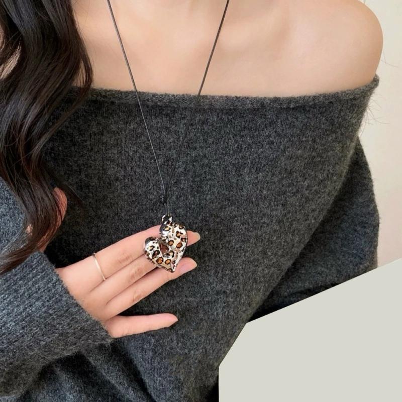 Colier cu pandantiv inimă leopard din aliaj robust și rășină, accesoriu de modă pentru femei și bărbați, bijuterii cu lanț lung argintiu