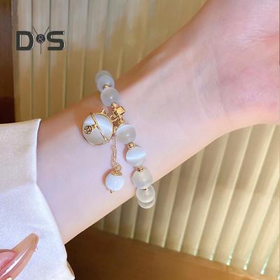 Women Bracelet with Elastic Cord Kitty Head Pendant Glass Beads Good Fortune Symbolization Bestie Birthday Gift Wrist Jewelry