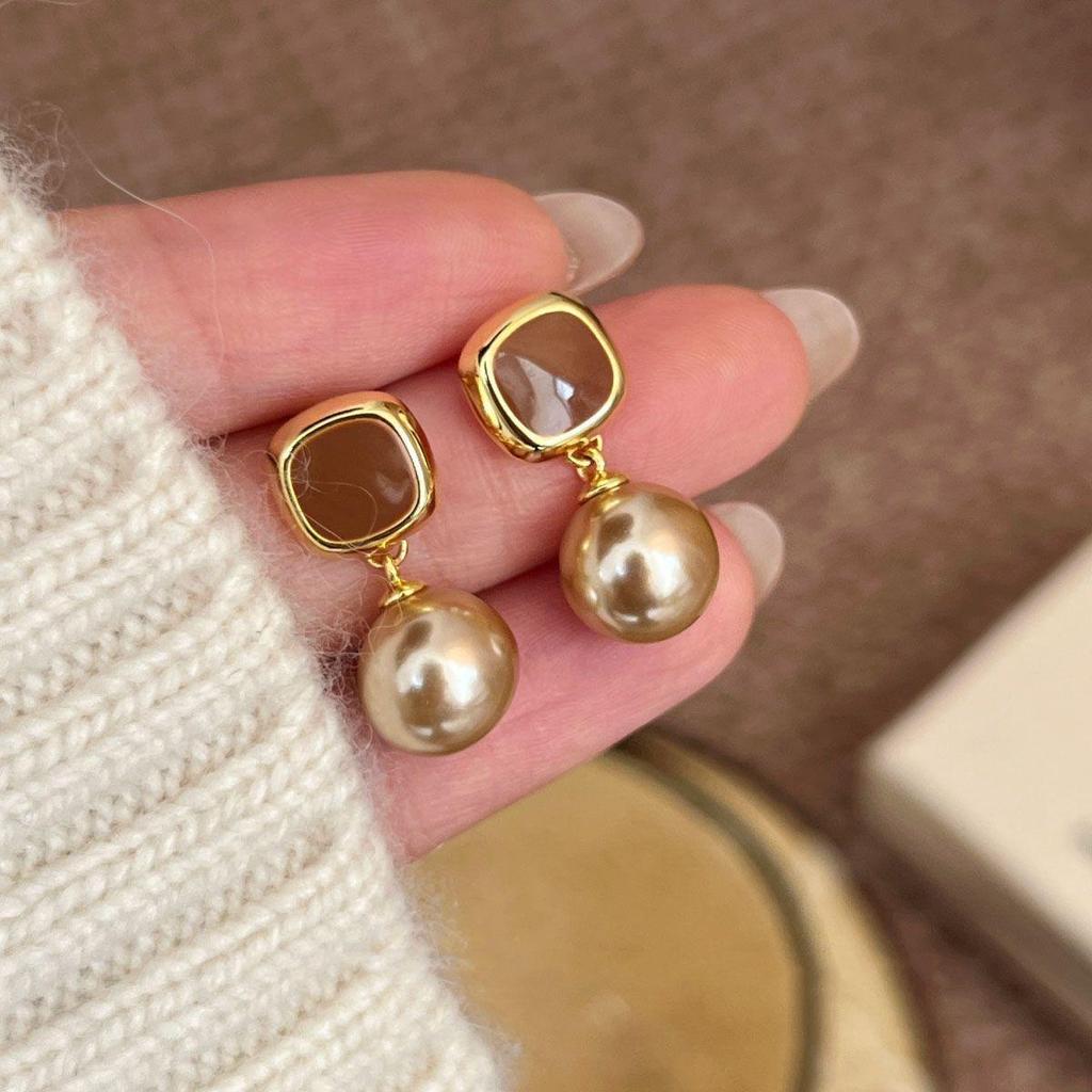 Retro French Champagne Pearl Dangle Earrings for Women - Maillard Palette, Chic & Elegant, High-End Stud Design