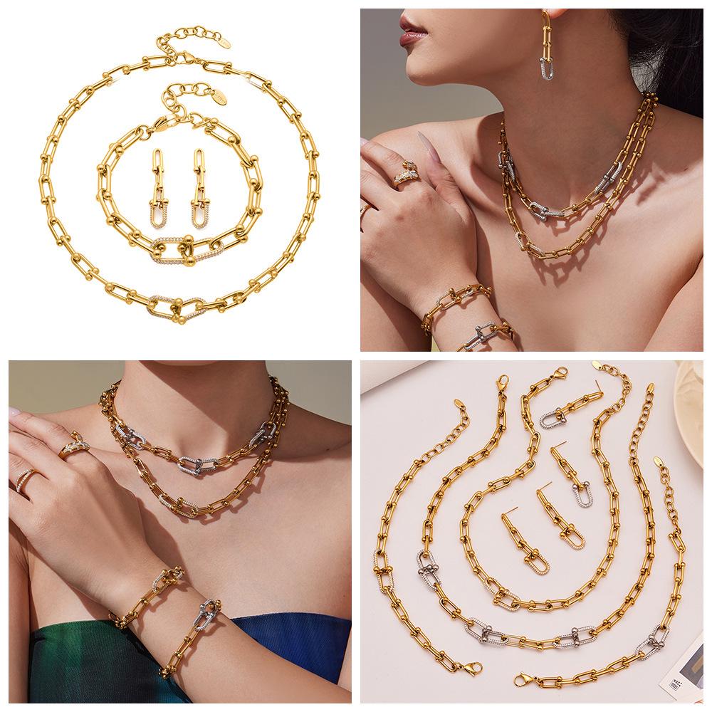Qiong Yao U-förmiges vergoldetes Edelstahl-Schmuckset: Zirkonia Ohrringe, Halskette & Armband.